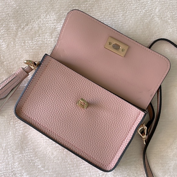 Blush Purse with touchscreen friendly back pocket! - Picture 5 of 12